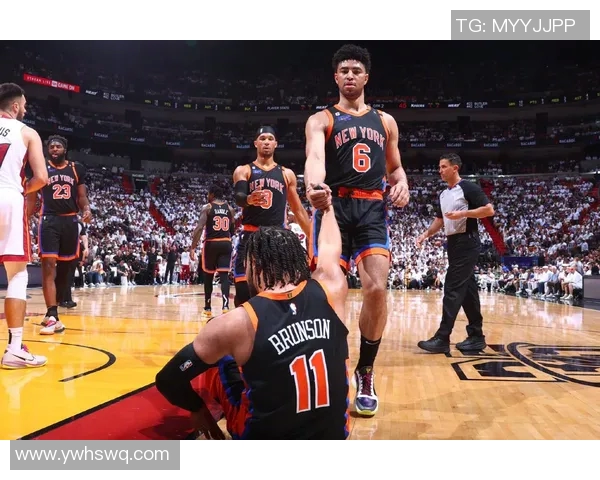 热火与尼克斯激烈对抗场面升级球员冲突引发全场骚动